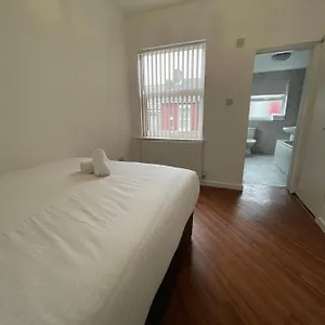 Ryan Air I Bnb - 2 Bedroom House With Free Parking Liverpool
