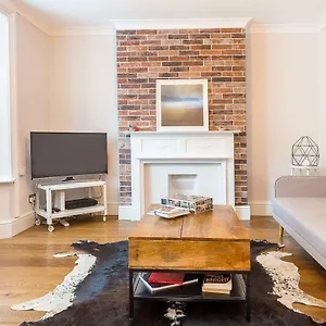 beautifully-styled-modern-apartment-with-garden.cambridgehotelsuk.com/